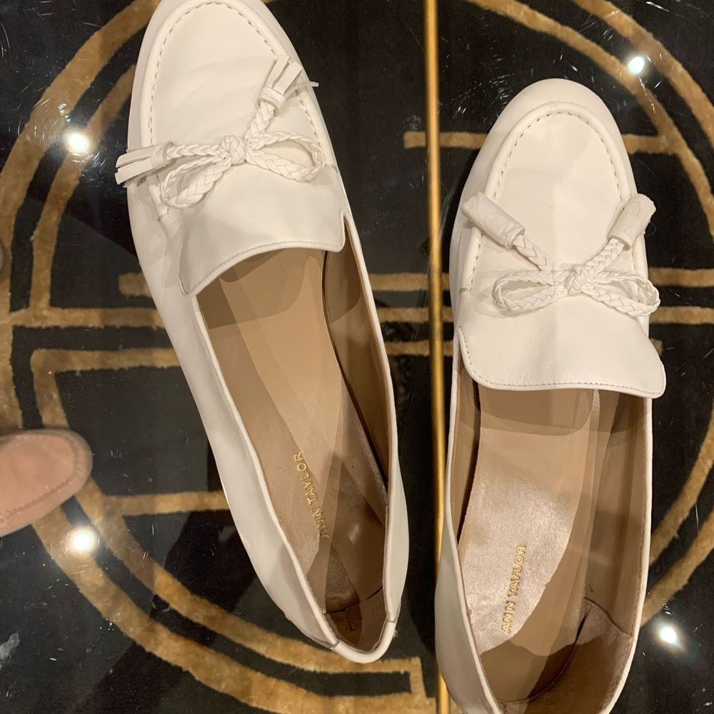 Ecru/cream colored Ann Taylor tasseled loafers. Size 11